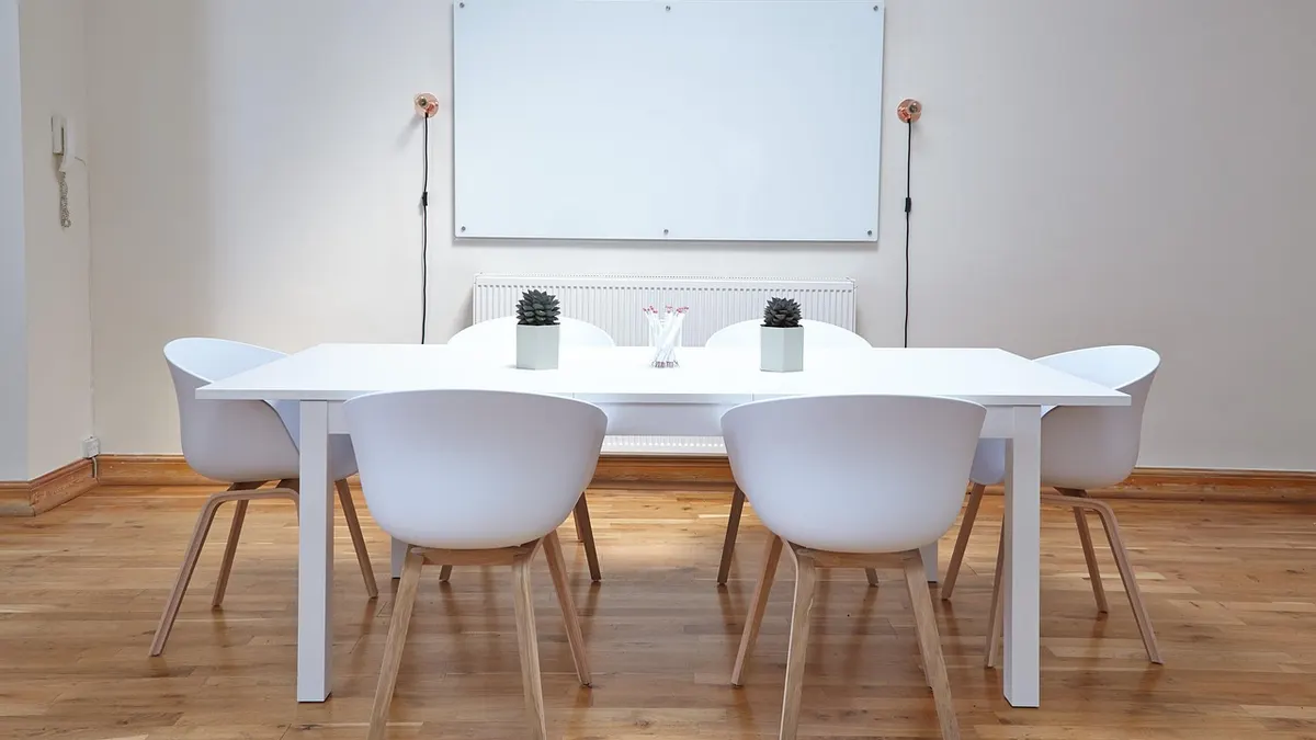 Chaises, table vide, design d'intérieur