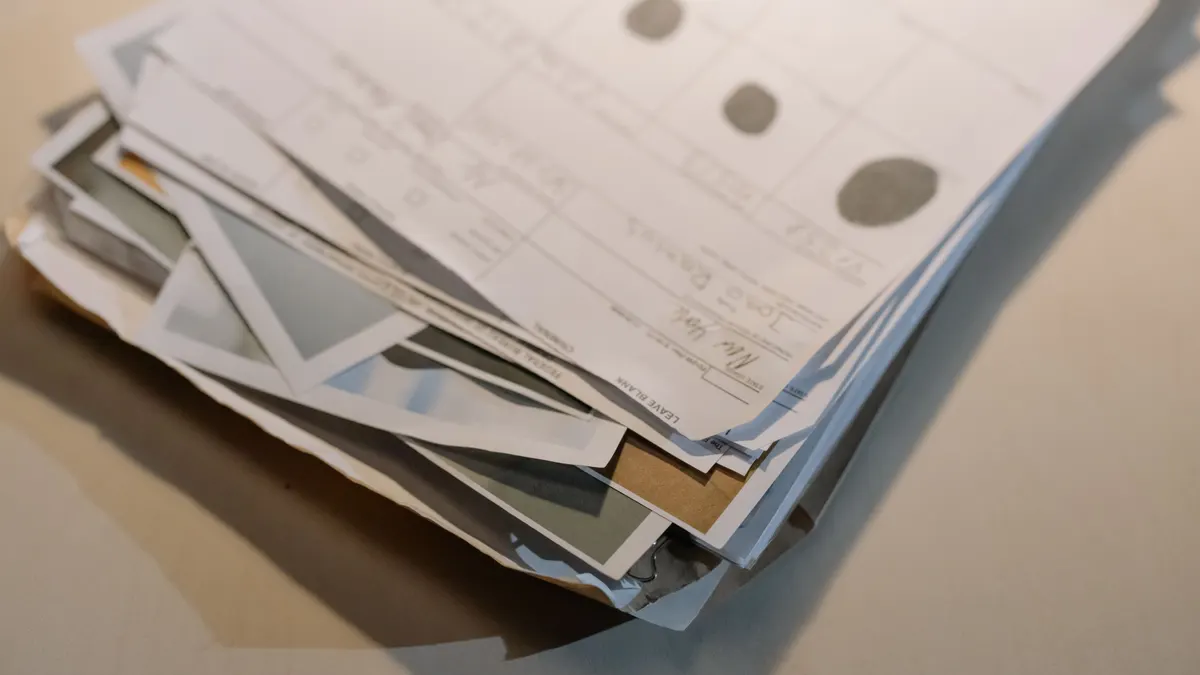 Vue en gros plan d'une pile de divers papiers et documents sur une surface de bureau